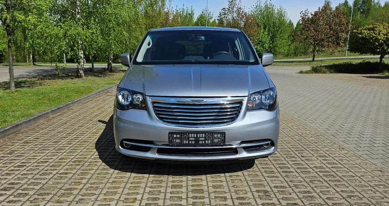 Chrysler Town &amp; Country cena 65000 przebieg: 83000, rok produkcji 2016 z Częstochowa małe 154